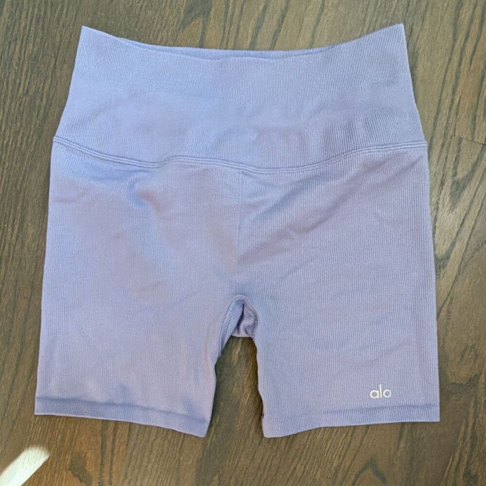 ALO YOGA 5" Seamless Ribbed Favorite Biker Shorts Lavender Purple Womens Med